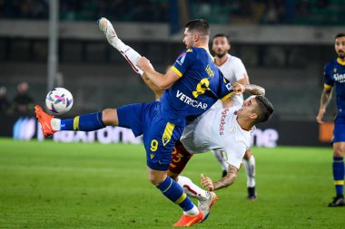 İtalyan futbol takımı Serie A 'nın 31 Ekim 2022' de İtalya 'nın Verona kentindeki Marcantonio Bentegodi Stadyumu' nda oynanan Hellas Verona FC - AS Roma maçında Romalı Gianluca Mancini, Verona 'dan Thomas Henry' ye karşı harekete geçti.