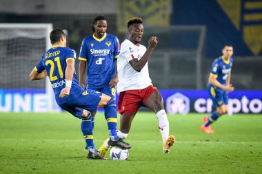 İtalyan futbol takımı Serie A 'nın 31 Ekim 2022' de İtalya 'nın Verona kentinde oynanan Marcantonio Bentegodi Stadyumu' nda oynanan Hellas Verona FC maçında Romalı Tammy Abraham ile Koray Gunter karşı karşıya.