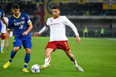 İtalyan futbolcu Lorenzo Pellegrini, İtalya 'nın Verona kentindeki Marcantonio Bentegodi Stadyumu' nda oynanan İtalyan Serie A karşılaşmasında Verona 'dan Miguel Veloso' ya karşı harekete geçti - Fotoğraf: Ettore Griffon