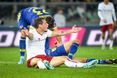 Roman Andrea Belotti, İtalyan futbolcu Davide Faraoni ile 31 Ekim 2022 'de İtalya' nın Verona kentindeki Marcantonio Bentegodi stadyumunda oynanan İtalyan Serie A karşılaşmasında Hellas Verona FC 'ye karşı AS Roma maçında tepki gösterdi - Fotoğraf: Ettore Griffon