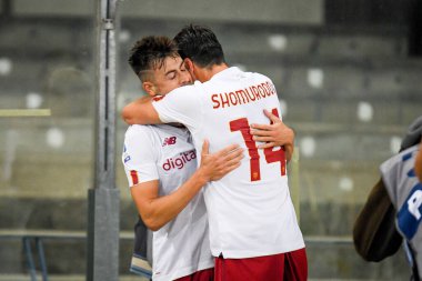 Roman Stephan El Shaarawy, İtalyan futbolcu Eldor Shomurodov ile İtalya 'nın Verona kentindeki Marcantonio Bentegodi stadyumunda oynanan İtalyan Serie A karşılaşmasında attığı golü kutluyor - Fotoğraf: Ettore Griffon
