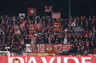 AC Monza taraftarları 31 Ekim 2022 'de İtalya' nın Monza kentindeki U-Power Stadyumu 'nda oynanan AC Monza-Bologna FC maçı sırasında şarkı söylüyorlar.