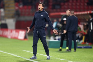 Bologna FC 'nin baş antrenörü Thiago Motta İtalya futbol takımı Serie A maçında AC Monza ile Bologna FC maçında 31 Ekim 2022' de İtalya 'nın Monza kentindeki U-Power Stadyumu' nda jestler yaptı.