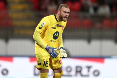 AC Monza takımından Michele Di Gregorio İtalya 'nın Monza şehrindeki U-Power Stadyumu' nda oynanan AC Monza-Bologna FC karşılaşmasında tepki gösterdi.