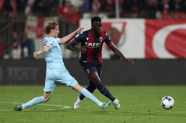 Bologna FC takımından Musa Barrow, İtalya 'nın Monza kentindeki U-Power Stadyumu' nda oynanan AC Monza-Bologna FC maçı sırasında AC Monza takımından Nicolo Rovella 'ya meydan okuyor - Fotoğraf: Francesco Scaccianoc