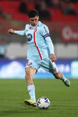AC Monza takımından Matteo Pessina İtalya 'nın Monza kentindeki U-Power Stadyumu' nda oynanan AC Monza-Bologna FC maçı sırasında topu atıyor.