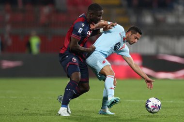 AC Monza takımından Gianluca Caprari, İtalya 'nın Monza kentindeki U-Power Stadyumu' nda oynanan AC Monza-Bologna FC maçı sırasında Bologna FC takımından Adam Soumaoro 'ya meydan okudu.