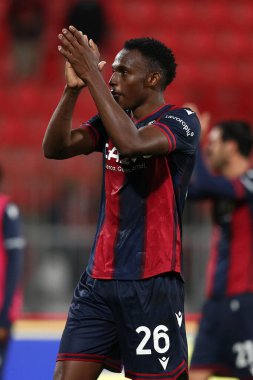 Bologna FC takımından Jhon Lucumi İtalya 'nın Monza kentindeki U-Power Stadyumu' nda oynanan AC Monza-Bologna FC karşılaşmasında taraftarları karşılıyor.