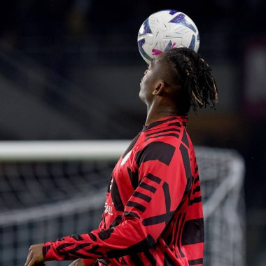 AC Milan 'dan Rafael Leao, 30 Ekim 2022' de İtalya 'nın Torin kentinde oynanan Stadio Olimpico Grande Torino' da oynanan Torino FC FC ile AC Milan arasındaki 2022 / 23 karşılaşmasında ısındı.