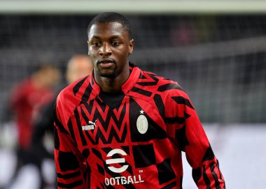 AC Milan 'dan Aster Vranckx, 30 Ekim 2022' de İtalya 'nın Torin kentinde oynanan Stadio Olimpico Grande Torino' da oynanan Torino FC FC ile AC Milan arasındaki 2022 / 23 karşılaşmasında ısındı.