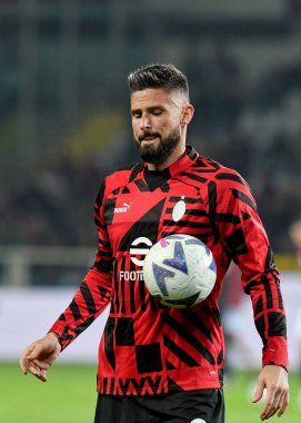 AC Milan 'dan Olivier Giroud, 30 Ekim 2022' de İtalya 'nın Torin kentinde oynanan Stadio Olimpico Grande Torino' da oynanan Torino FC ile AC Milan arasındaki 2022 / 23 karşılaşmasında ısındı.