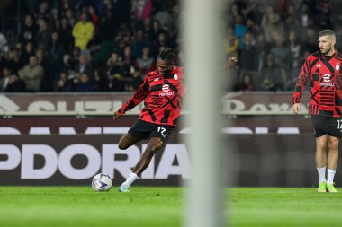 AC Milan 'dan Rafael Leao, 30 Ekim 2022' de İtalya 'nın Torin kentinde oynanan Stadio Olimpico Grande Torino' da oynanan Torino FC FC ile AC Milan arasındaki 2022 / 23 karşılaşmasında ısındı.