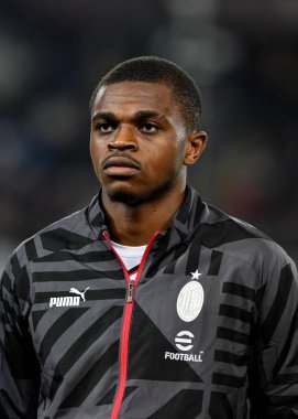 AC Milan 'dan Pierre Kalulu, Torino FC ile AC Milan arasında 30 Ekim 2022' de İtalya 'nın Torin kentinde oynanan Stadio Olimpico Grande Torino' da oynanan 2022 / 23 karşılaşmasında görülüyor.