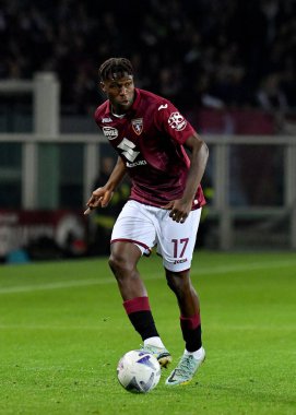 Torino FC takımından Wilfried Singo, Torino FC ile AC Milan arasında 30 Ekim 2022 'de İtalya' nın Torin kentinde oynanan Stadio Olimpico Grande Torino 'da oynanan 2022 / 23 karşılaşmasında görev başında.