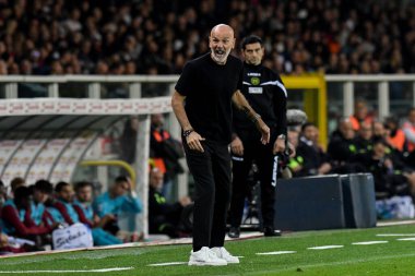 AC Milan teknik direktörü Stefano Pioli, 30 Ekim 2022 tarihinde Torino FC ile AC Milan arasında İtalya 'nın Torin kentinde oynanan Stadio Olimpico Grande Torino' da oynanan 2022 / 23 karşılaşmasında oyuncularına sesleniyor: Phs Agency / PHS / LiveMedi