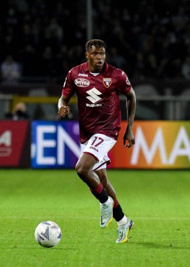 Torino FC takımından Wilfried Singo, Torino FC ile AC Milan arasında 30 Ekim 2022 'de İtalya' nın Torin kentinde oynanan Stadio Olimpico Grande Torino 'da oynanan 2022 / 23 karşılaşmasında görev başında.