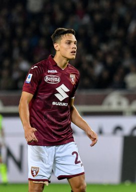 Torino FC takımından Samuele Ricci, Torino FC ile AC Milan arasında 30 Ekim 2022 'de Torino, İtalya' da oynanan Stadio Olimpico Grande Torino 'da oynanan 2022 / 23 karşılaşmasında