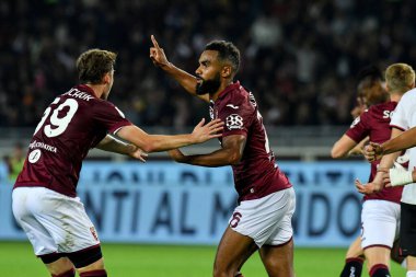 Torino FC 'den Koffi Djidji, 30 Ekim 2022' de Torino FC ve AC Milan arasında İtalya 'nın Torin kentinde oynanan Stadio Olimpico Grande Torino' da oynanan 2022 / 23 maçında attığı golü kutluyor - Fotoğraf: Phs Agency / PHS / LiveMedi