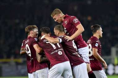 Torino FC 'den Koffi Djidji, 30 Ekim 2022 tarihinde Torino FC ve AC Milan arasında İtalya' nın Torin kentinde oynanan Stadio Olimpico Grande Torino 'da oynanan 2022 / 23 Serie A 2022 / 23 karşılaşmasında attığı golü takım arkadaşlarıyla birlikte kutluyor - Fotoğraf: Phs Agency / PHS / LiveMedi