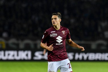 Torino FC 'den Samuele Ricci, 30 Ekim 2022' de İtalya 'nın Torin kentinde oynanan Stadio Olimpico Grande Torino' da oynanan Torino FC ve AC Milan arasında oynanan 2022 / 23 karşılaşmasına bakıyor.