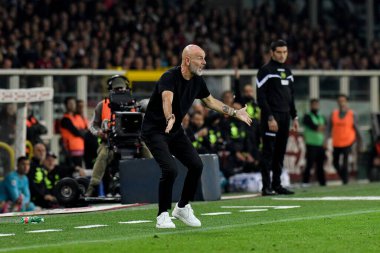 AC Milan teknik direktörü Stefano Pioli, 30 Ekim 2022 tarihinde Torino FC ile AC Milan arasında İtalya 'nın Torin kentinde oynanan Stadio Olimpico Grande Torino' da oynanan 2022 / 23 karşılaşmasında oyuncularına sesleniyor: Phs Agency / PHS / LiveMedi