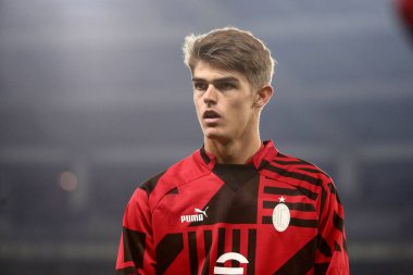 AC Milan 'dan Charles De Ketelaere, 30 Ekim 2022' de İtalya 'nın Torino kentinde oynanan Stadio Olimpico Grande Torino' da oynanan Torino FC ile AC Milan arasında oynanan 2022 / 23 karşılaşmasına bakıyor.
