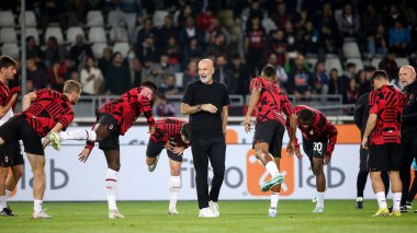AC Milan teknik direktörü Stefano Pioli, 30 Ekim 2022 tarihinde Torino FC ile AC Milan arasında İtalya 'nın Torin kentinde oynanan Stadio Olimpico Grande Torino' da oynanan 2022 / 23 Serie A 2022 / 23 karşılaşmasında AC Milan oyuncularıyla konuştu.