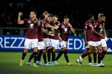 Torino FC 'den Aleksej Miranchuk, 30 Ekim 2022' de Torino FC ve AC Milan arasında İtalya 'nın Torin kentinde oynanan Stadio Olimpico Grande Torino' da oynanan 2022 / 23 Serie A 2022 / 23 karşılaşmasında attığı golü takım arkadaşlarıyla birlikte kutluyor - Fotoğraf: Phs Agency / PHS / LiveMedi