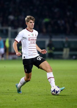 AC Milan takımından Charles De Ketelaere, 30 Ekim 2022 'de Torino FC ile AC Milan arasında oynanan Stadio Olimpico Grande Torino maçında görev aldı.