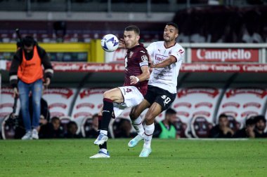 Torino FC 'den Alessandro Buongiorno, 30 Ekim 2022 tarihinde İtalya' nın Torin kentinde oynanan Stadyum Olimpico Grande Torino 'da oynanan 2022 / 23 Serie A 2022 / 23 karşılaşmasında AC Milan' dan Junior Messias ile top için mücadele etmektedir.