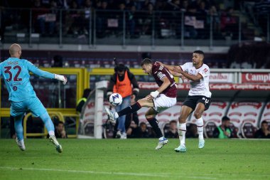 Torino FC 'den Alessandro Buongiorno, 30 Ekim 2022 tarihinde İtalya' nın Torin kentinde oynanan Stadyum Olimpico Grande Torino 'da oynanan 2022 / 23 Serie A 2022 / 23 karşılaşmasında AC Milan' dan Junior Messias ile top için mücadele etmektedir.