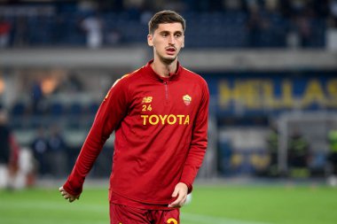 İtalyan futbolu Serie A maçında Roma 'nın Marash Kumbulla portresi, 31 Ekim 2022' de İtalya 'nın Verona kentindeki Marcantonio Bentegodi stadyumunda Hellas Verona FC ile AS Roma maçında çekildi.