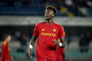 İtalyan futbol takımı Serie A 'nın 31 Ekim 2022' de İtalya 'nın Verona kentindeki Marcantonio Bentegodi stadyumunda oynanan Hellas Verona FC - AS Roma maçında Romen Tammy Abraham portresi
