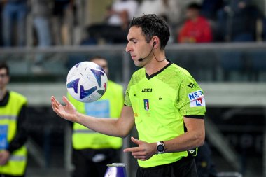 İtalyan futbol takımı Serie A maçında hakem Juan Luca Sacchi, 31 Ekim 2022 'de İtalya' nın Verona kentindeki Marcantonio Bentegodi stadyumunda Hellas Verona FC ile AS Roma maçına çıktı.