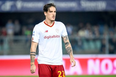 İtalyan futbolu Serie A maçında Roma 'nın Nicolo Zaniolo portresi, 31 Ekim 2022' de İtalya 'nın Verona kentindeki Marcantonio Bentegodi Stadyumu' nda Hellas Verona FC ile AS Roma maçında çekildi.