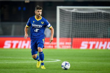 Verona 'nın Miguel Veloso' nun İtalya futbol takımı Serie A maçındaki portresi, 31 Ekim 2022 'de İtalya' nın Verona kentindeki Marcantonio Bentegodi stadyumunda Hellas Verona FC 'ye karşı AS Roma maçı.