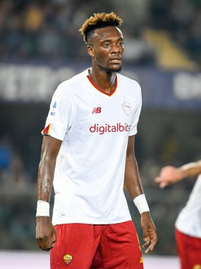 İtalyan futbol takımı Serie A 'nın 31 Ekim 2022' de İtalya 'nın Verona kentindeki Marcantonio Bentegodi stadyumunda oynanan Hellas Verona FC - AS Roma maçında Romen Tammy Abraham portresi