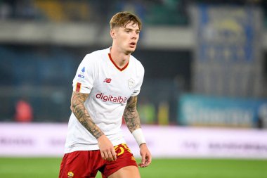 İtalyan futbolu Serie A maçında Roma 'nın Nicola Zalewski portresi, 31 Ekim 2022' de İtalya 'nın Verona kentindeki Marcantonio Bentegodi stadyumunda Hellas Verona FC' ye karşı AS Roma maçında çekildi.