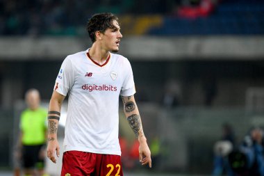 İtalyan futbolu Serie A maçında Roma 'nın Nicolo Zaniolo portresi, 31 Ekim 2022' de İtalya 'nın Verona kentindeki Marcantonio Bentegodi Stadyumu' nda Hellas Verona FC ile AS Roma maçında çekildi.