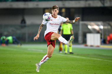 Roma 'nın Nicola Zalewski portresi İtalyan futbolu Serie A karşılaşmasında Hellas Verona FC Roma' ya karşı Verona, İtalya 'daki Marcantonio Bentegodi stadyumunda 31 Ekim 2022 - Fotoğraf: Ettore Griffon
