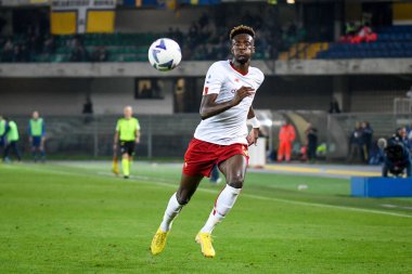 İtalyan futbol takımı Serie A 'nın 31 Ekim 2022' de İtalya 'nın Verona kentindeki Marcantonio Bentegodi Stadyumu' nda oynanan Hellas Verona FC - AS Roma maçında görev yapan Romalı Tammy Abraham portresi