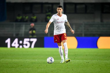 Roma 'dan Roger Ibanez da Silva İtalyan futbol takımı Serie A' nın 31 Ekim 2022 'de İtalya' nın Verona kentindeki Marcantonio Bentegodi stadyumunda oynanan Hellas Verona FC - AS Roma karşılaşması sırasında görev başında.