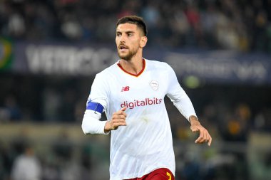 İtalyan futbolu Serie A maçında Roma 'nın Lorenzo Pellegrini portresi, 31 Ekim 2022' de İtalya 'nın Verona kentindeki Marcantonio Bentegodi stadyumunda Hellas Verona FC' ye karşı AS Roma maçında çekildi.