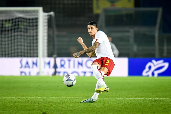 Roma 'dan Roger Ibanez da Silva İtalyan futbol takımı Serie A' nın 31 Ekim 2022 'de İtalya' nın Verona kentindeki Marcantonio Bentegodi stadyumunda oynanan Hellas Verona FC - AS Roma karşılaşması sırasında görev başında.