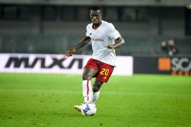 İtalyan futbolu Serie A maçında Roma 'nın Mady Camara portresi, 31 Ekim 2022' de İtalya 'nın Verona kentindeki Marcantonio Bentegodi stadyumunda Hellas Verona FC ile AS Roma maçında çekildi.