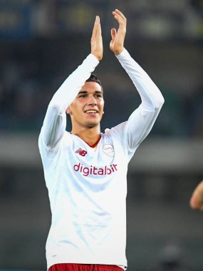 Roma 'nın Cristian Volpato takımı İtalya' nın Verona kentinde 31 Ekim 2022 'de oynanan Marcantonio Bentegodi Stadyumu' nda oynanan Hellas Verona FC - AS Roma maçında taraftarları karşıladı.