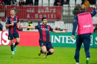 Riccardo Orsolini (Bologna FC) İtalya 'nın Monza şehrindeki U-Power Stadyumu' nda oynanan AC Monza-Bologna FC maçı sırasında attığı golü kutlar: Luca Rossin