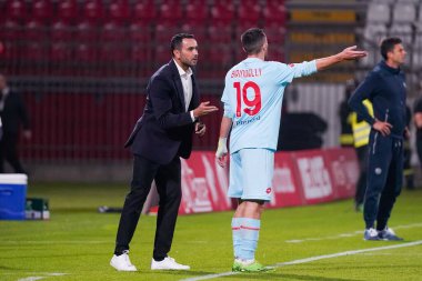 Samuele Birindelli (AC Monza) ve teknik direktör Raffaele Palladino (AC Monza) İtalya 'nın başkenti Monza' daki U-Power Stadyumu 'nda AC Monza - AC Monza - Bologna FC maçı sırasında, 31 Ekim 2022