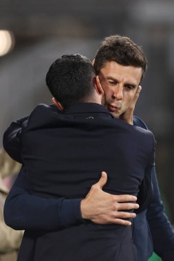 AC Monza teknik direktörü Raffaele Palladino İtalya futbol takımı Serie A maçında İtalya 'nın Monza kentindeki U-Power Stadyumu' nda oynanan maçta Bologna FC teknik direktörü Thiago Motta 'ya sarıldı.