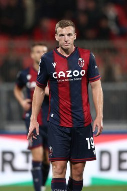 Bologna FC takımından Lewis Ferguson İtalya 'nın Monza şehrindeki U-Power Stadyumu' nda oynanan AC Monza-Bologna FC maçında maçı izliyor.